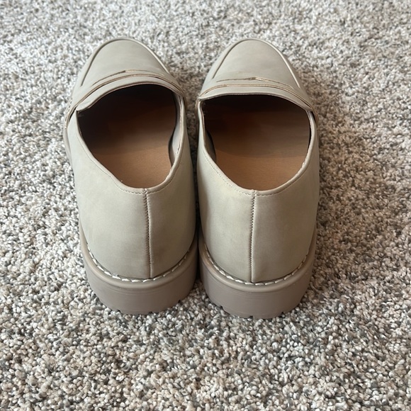 NWOT DOLCE VITA LIGHT TAN LOAFERS, size 8 - Picture 4 of 5